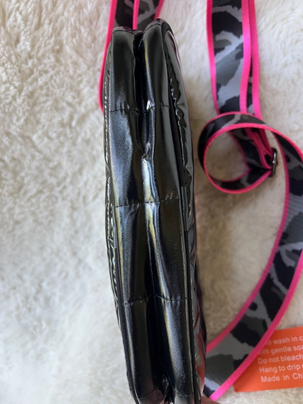 Haute Shore Drew Neoprene Crossbody Black Puffer Bag Pink piping camo strap NEW - Picture 4 of 10
